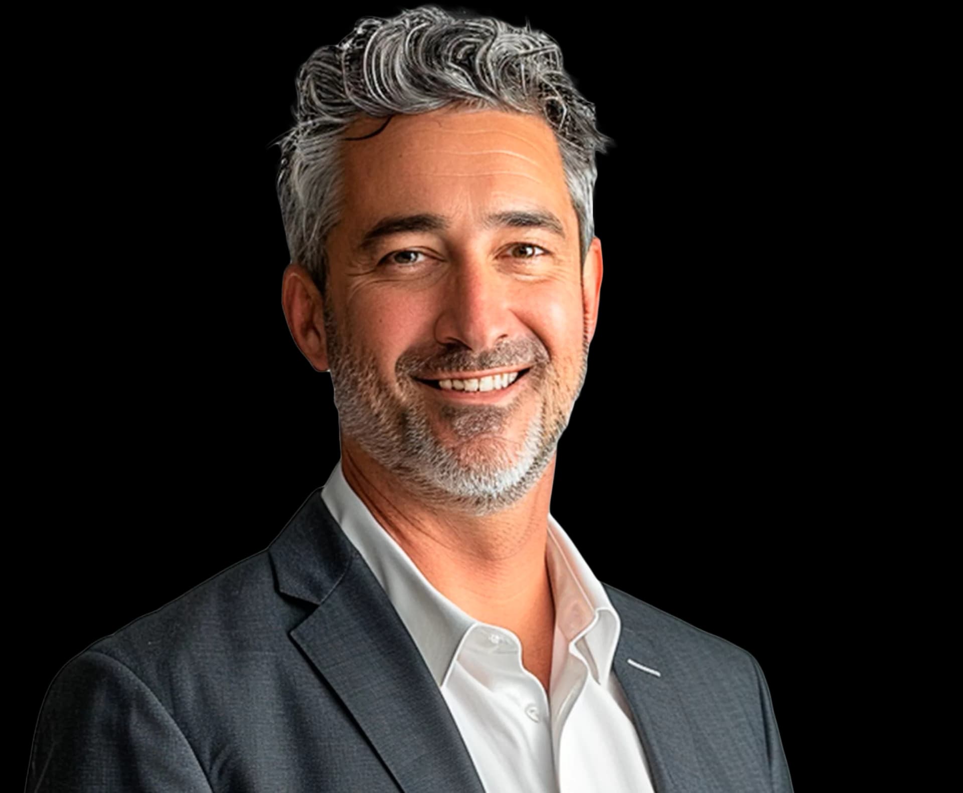 Homem de terno sorrindo