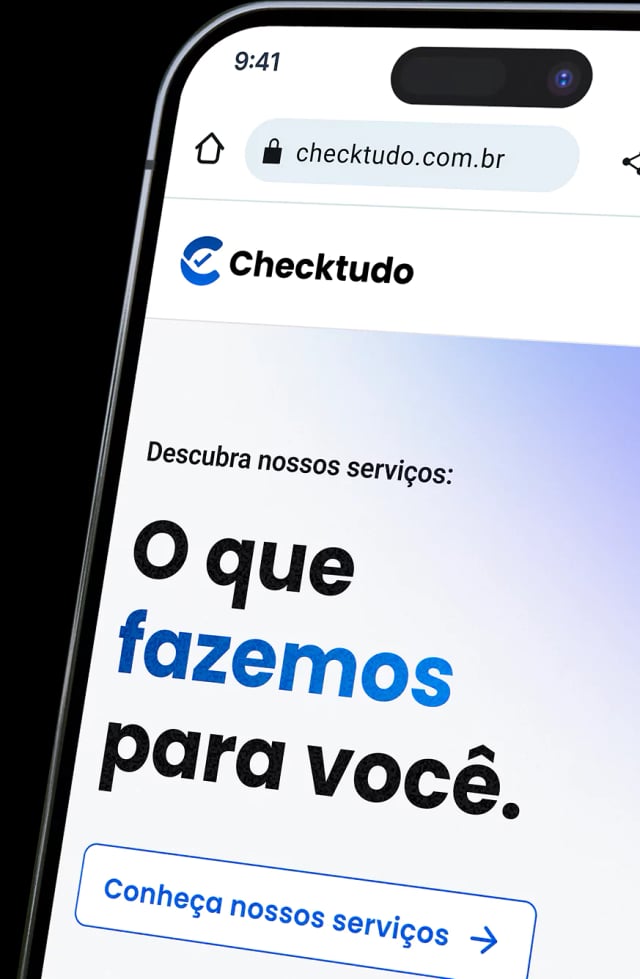 Celular com o site da checktudo aberto
