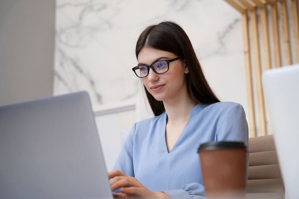 Cadastro completo CPF e CNPJ: O pilar da segurança e da decisão de crédito