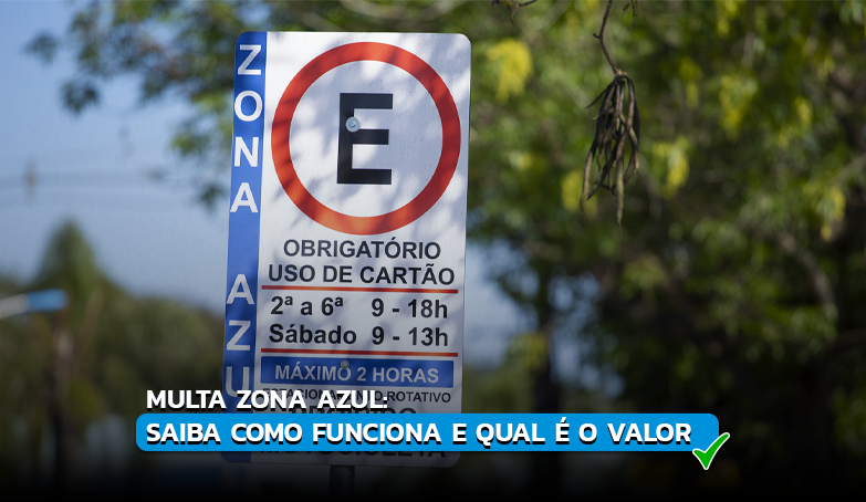 Imagem de uma placa ao ar livre, com informações sobre o estacionamento rotativo, aqueles que são com vagas no meio-fio. Essa foto representa o texto que fala sobre multas Zona Azul.