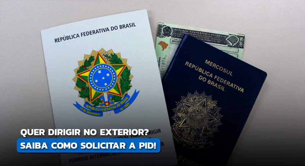 A imagem mostra uma PID, que é a Permissão Internacional para Dirigir. Ao lado há um passaporte.